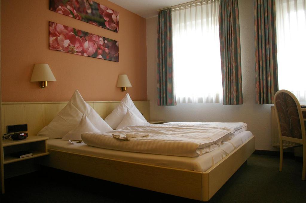Zum Treuen Bartel Hotel Markgroningen Phòng bức ảnh